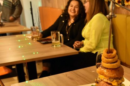 Hay una variedad de lugares para elegir. Muchas ofertas.