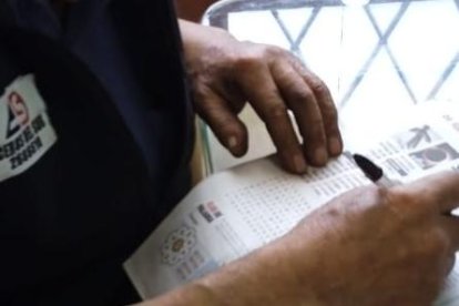 La sopa de letras es el juego favorito de don Carlos, aunque dice que a veces lo hacemos ‘parir’ con las palabras en inglés.