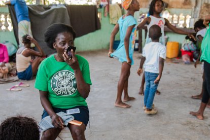 Familias conviven en un albergue improvisado para desplazados internos por la guerra de pandillas, hoy, en Puerto Príncipe (Haití). La guerra entre bandas en el área metropolitana de Puerto Príncipe ha obligado a miles de haitianos a huir a zonas más seguras, pero su llegada está generando recelo en los lugares de acogida, donde algunos son rechazados por el temor a que haya bandidos entre los desplazados. Los enfrentamientos entre las pandillas 400 Mawozo y Chen Mechan, que se desataron el pasado 24 de abril, han obligado a por lo menos 9.000 personas a abandonar sus domicilios en las últimas semanas, según el último balance de Naciones Unidas, divulgado la semana pasada. EFE/ Johnson Sabin