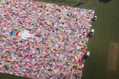 Vista aérea de la manta solidaria.