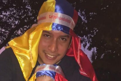 Joseph López, mentalizador del turbante tricolor, posa con su hija Elaia Francesca.