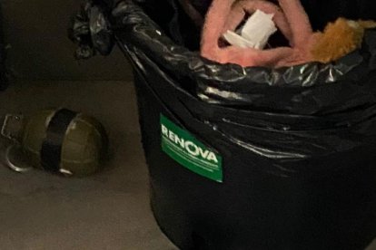 La granada fue descubierta cerca de un inodoro, junto a un basurero.