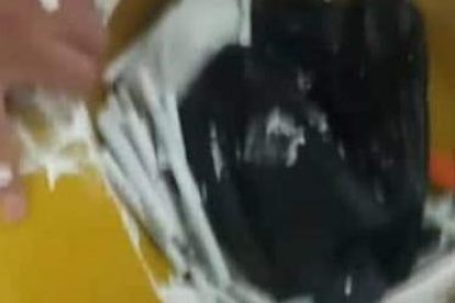 Los guardias se percataron de los objetos cuando vertieron la pintura en otro recipiente.