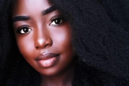 Le encantan sus rizos.