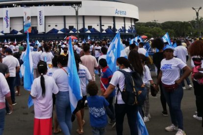 Simpatizantes de la alcaldesa coparon el coliseo Voltaire Paladines Polo.