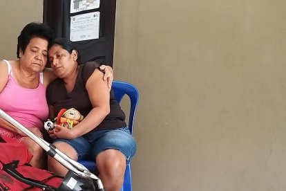 Martha Caiza y 

Celeste Villegas (abuela y bisabuela paterna) observan el cochecito donde iba la niña.