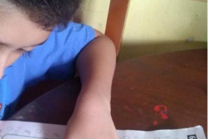 Miguel Peñafiel, de 8 años, se concentra a la hora de colorear.