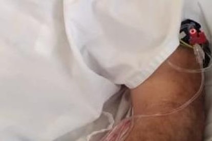 El hombre se debate entre la vida y la muerte en un hospital privado.