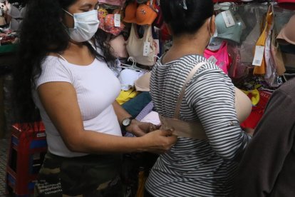 Los ‘probadores’ son en pleno pasillo. La ‘pipol’ no se complica, todo con tal de llevar la prenda que le quede bien.