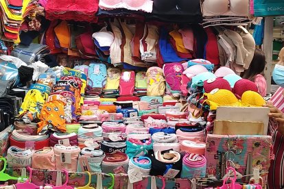 Ella se llama Gloria, igual que el lugar al cual varios de sus clientes han ido gracias a sus prendas.