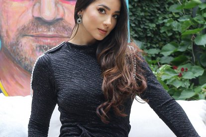 Salida nocturna. Un jumper negro en el cual se  destacan las perlas y brillos en los hombros. Combínalos con zapatos plateados estilo retro.