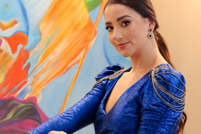 Traje glam con toque urbano. Este traje azul neón te hará brillar. Lleva una abertura en la pierna que resalta la silueta en S. En los hombros tiene detalles de chaquiras que rodean el brazo.