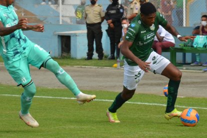 Joao Ortiz (i) permanecerá en las filas del cuadro albo.