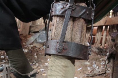 Un trozo de madera adaptó a la prótesis. Anda con un zapato de un modelo y de otro, pues  es lo único que tiene.