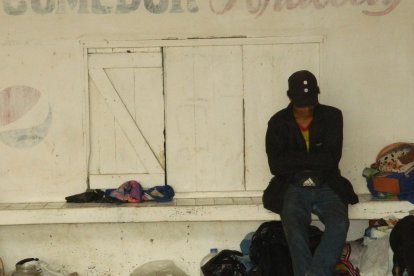 Comerciantes denuncian que ellos ocupan los módulos de venta de comida y los dejan sucios.