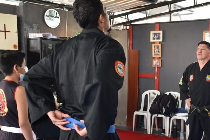 El deportista también brinda clases de defensa personal a ‘pelados’ de la capital.