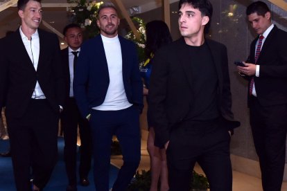 Como modelos desfilaron Richard Schunke, Jonatan Bauman y Lorenzo Faravelli en la alfombra roja. Combinaron el terno con zapatos deportivos.