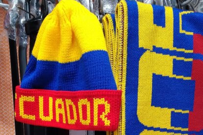 Un combo de la selección (gorro y bufanda) puede costar $ 12.