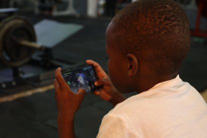 En sus  ratos libres, el niño va al gimnasio de su amigo.