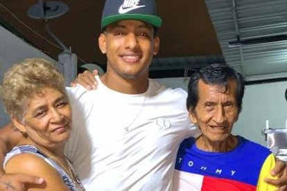 Jean Humanante junto a su abuela Lupe Morejon y su abuelo Segundo Humanante.