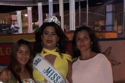 La soberana junto a su mamá y su hermana.