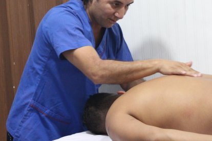 Da masajes relajantes con aceites esenciales.