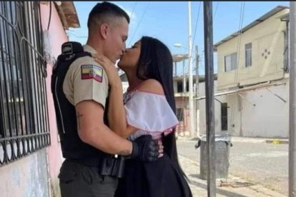 Melissa y el beso con su novio policía, que generó diversos comentarios en redes sociales.