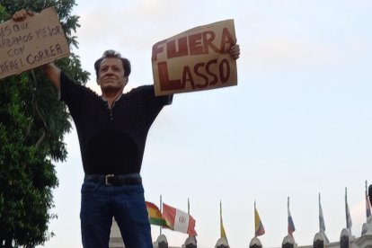 Personas sostenían carteles alusivos al bienestar en el gobierno de Rafael Correa.