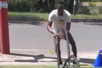 Cristian Martínez Borja, delantero de la Universidad Católica, durante las activaciones en casa.