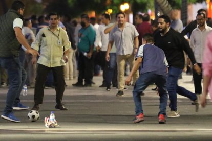 Los convocados a cuidar el edificio municipal, en caso de registrarse violencia en contra de este, jugaban pelota para 'amenizar' el momento.