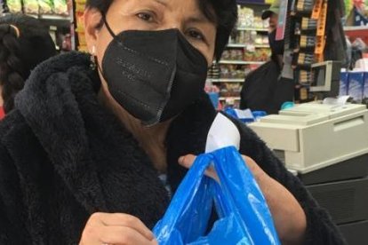 Teresa Balarezo feliz exhibe su premio.