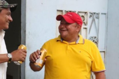 Los panas del club ‘Los Cuerpeadores’ se fueron de parrillada, cervezas y ‘whiskacho’ para olvidar la crisis política del país.