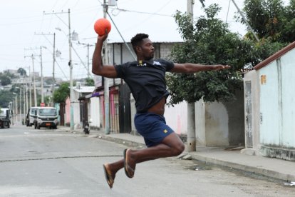 Eduardo Quiñónez, haciendo una  jugada de balonmano en su sector en Socio Vivienda 2.