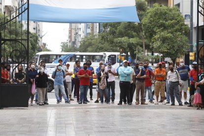 Como Eduardo, muchos se quedaron en la puerta del parque para ver lo que se llevaba a cabo dentro del mismo.