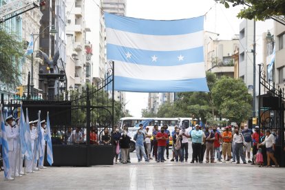 Como Eduardo, muchos se quedaron en la puerta del parque para ver lo que se llevaba a cabo dentro del mismo.