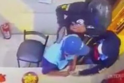 Momento en que agreden a los guardias.