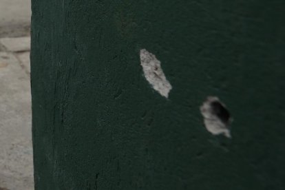 Las paredes de las casas quedaron con orificios por los tiros.