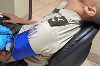 El uniformado quedó en estado de shock y bomberos le dieron los primeros auxilios.