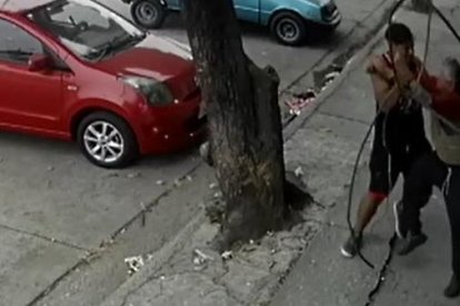 Momento en que el adulto mayor es atacado fuera de su domicilio.