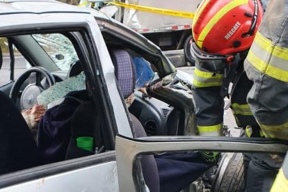 Los bomberos encontraron sin vida a la anciana cuando llegaron a la escena.