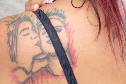 En su espalda ambos se tatuaron sus rostros, así plasmaron su amor.