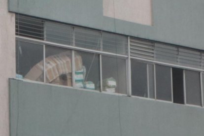 En los pisos de algunos edificios se observan cajas con mercadería.