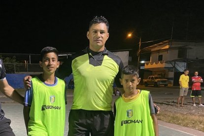 Xavier Vera, árbitro y organizador, Roberto Quinto, (pasabolas) Juan Carlos Bravo y Jorge Quinto.