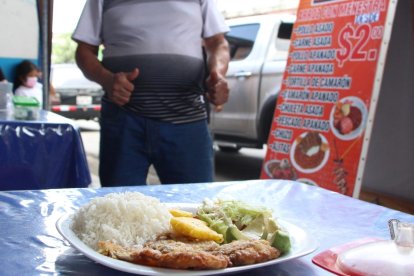 Nelson atiende con mucha actitud y alegría a sus comensales.
