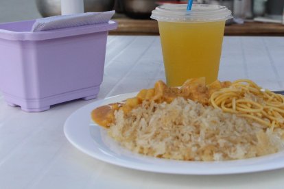 El menú de Laura es súper variado; sin embargo, los más pedidos son el encebollado y la guatita.