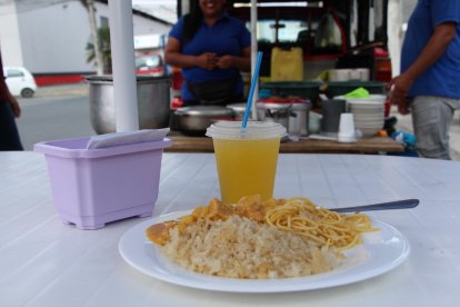 El menú de Laura es súper variado; sin embargo, los más pedidos son el encebollado y la guatita.