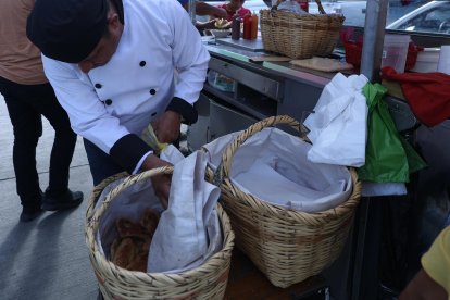 Hugo explica que primero recorría las calles de Guayaquil vendiendo sus pasteles.