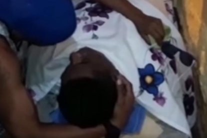 Amigos y familiares lloraron su muerte en las escalinatas de las calles Eloy Alfaro y Rocafuerte.