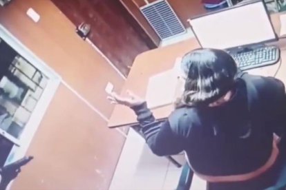 En otra parte de la filmación se ve cómo amenazan a una trabajadora.