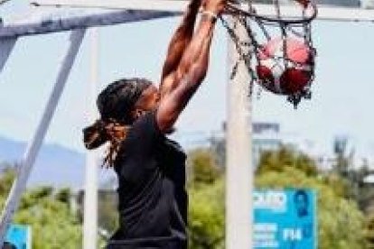 La estrella de la NBA se cuelga del aro en el tablero del parque La Carolina.